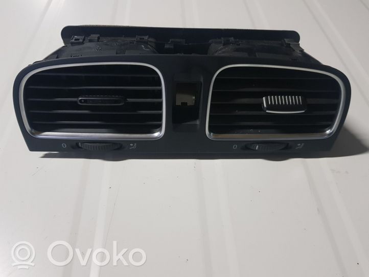 Volkswagen Golf VI Dysze / Kratki środkowego nawiewu deski rozdzielczej 5K0815736