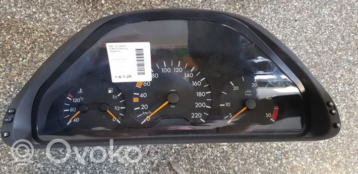 Mercedes-Benz E W210 Compteur de vitesse tableau de bord 2105403648