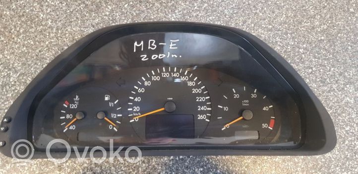 Mercedes-Benz E W210 Compteur de vitesse tableau de bord 2105402811