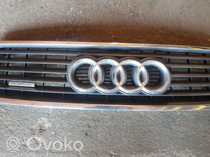 Audi A6 S6 C5 4B Grotelės viršutinės 4B0853651F