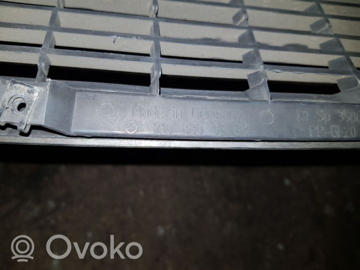 Mercedes-Benz E W210 Maskownica / Grill / Atrapa górna chłodnicy 2108800583