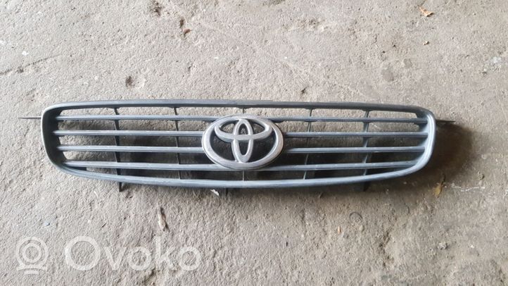 Toyota Avensis T220 Rejilla superior del radiador del parachoques delantero 