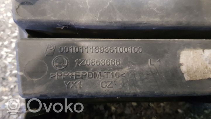 Skoda Octavia Mk2 (1Z) Etupuskurin alempi jäähdytinsäleikkö 1Z0853665