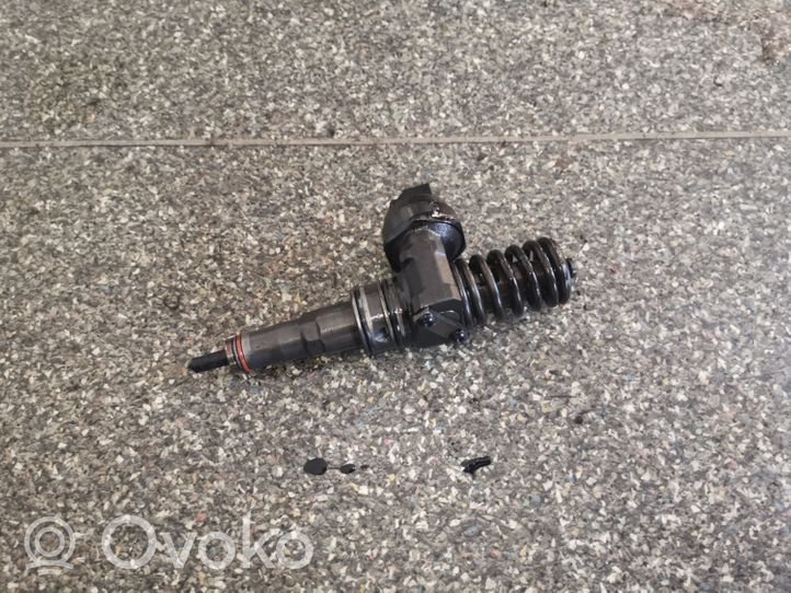 Volkswagen Polo IV 9N3 Inyector de combustible 038130073BP