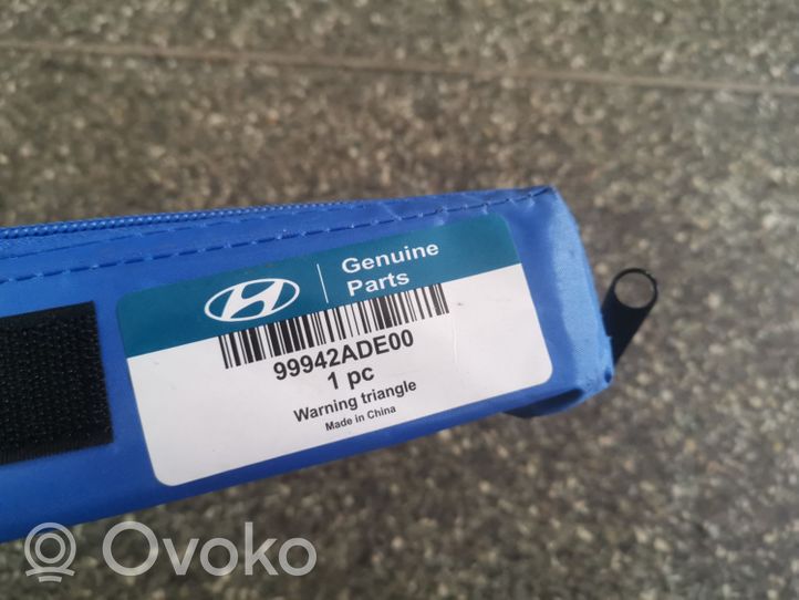 Hyundai Kona I Trójkąt ostrzegawczy 99942ADE00