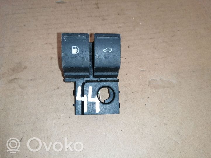 Volkswagen Jetta V Tailgate opening switch 1K0959832A