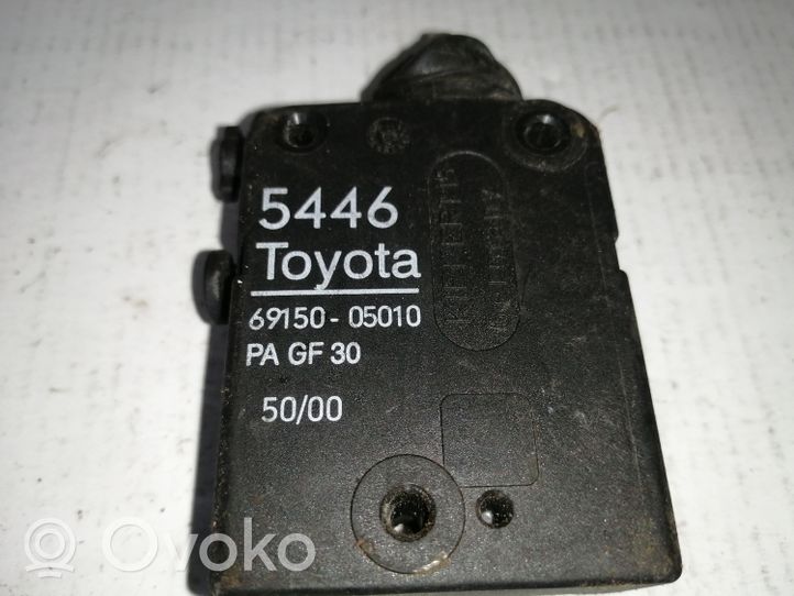 Toyota Avensis T220 Takaluukun lukon salvan moottori 6915005010