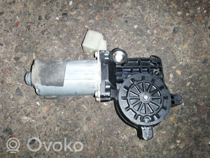 Volvo V70 Priekinis varikliukas langų pakėlėjo 0130821761