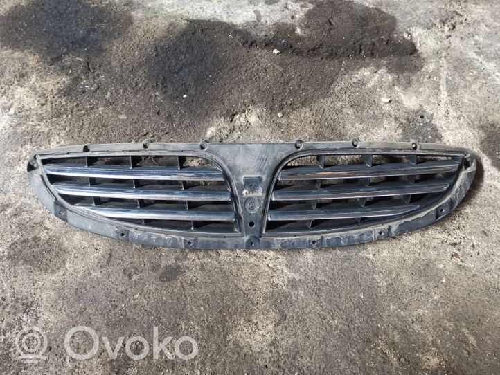 SsangYong Kyron Grille calandre supérieure de pare-chocs avant 7945109000