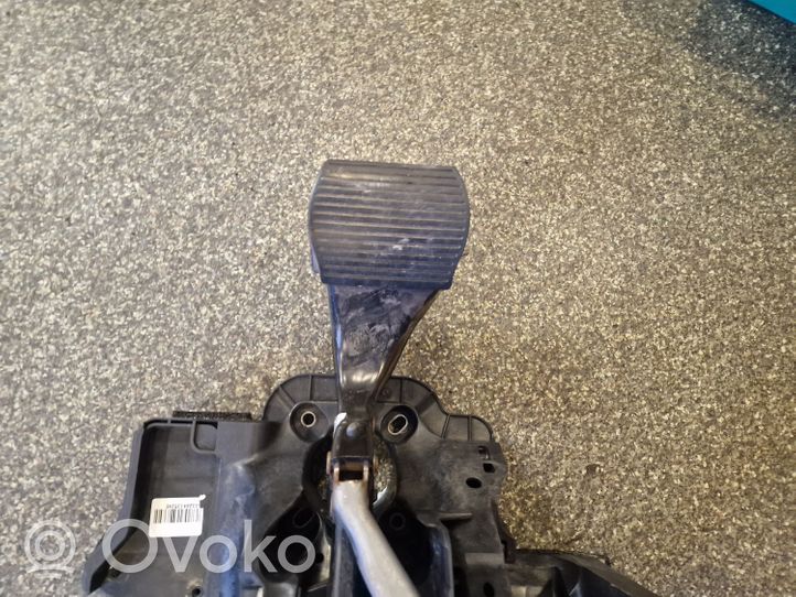 Fiat 500L Brake pedal 