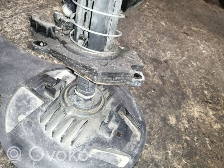 Renault Clio III Supporto di montaggio ruota di scorta 8200367262C