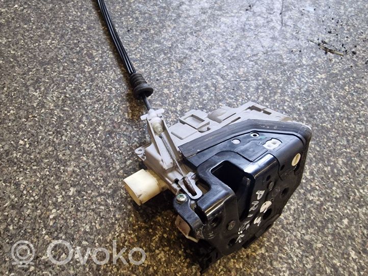 Volkswagen PASSAT B6 Front door lock 