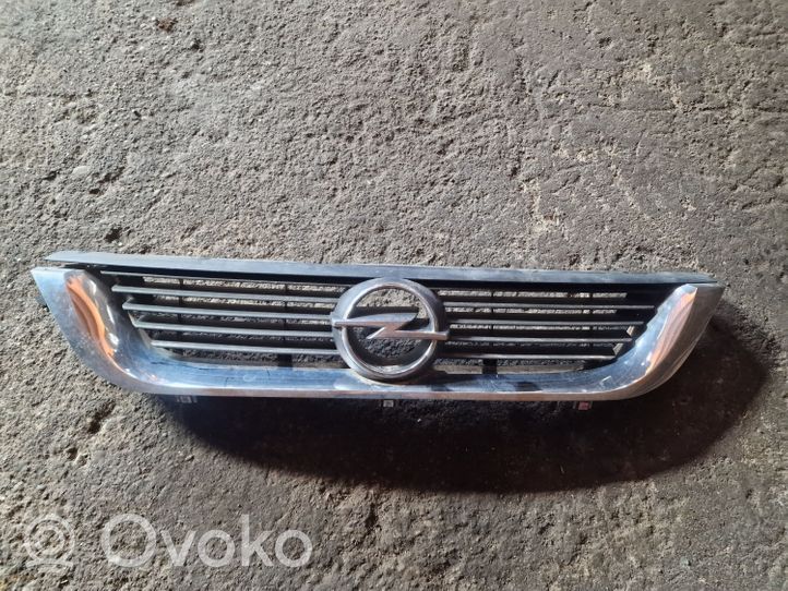 Opel Vectra B Etupuskurin ylempi jäähdytinsäleikkö 