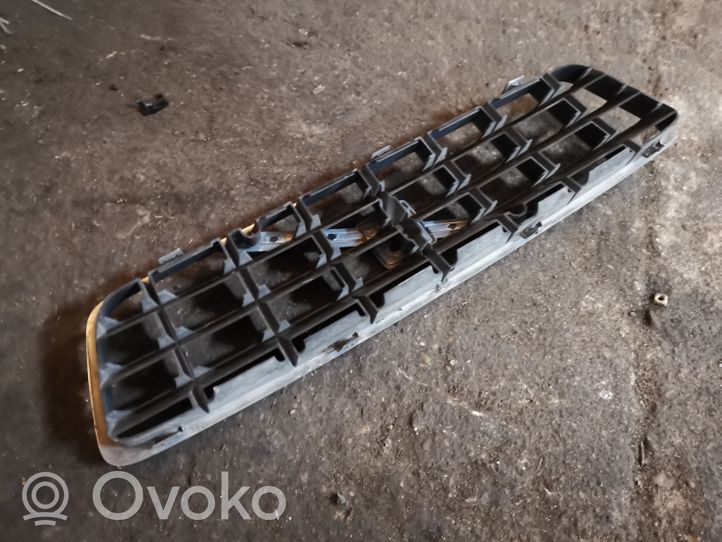 Volvo XC70 Rejilla superior del radiador del parachoques delantero 