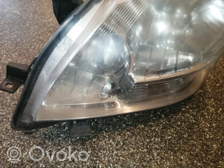 Toyota Verso Lampa przednia 811500F090