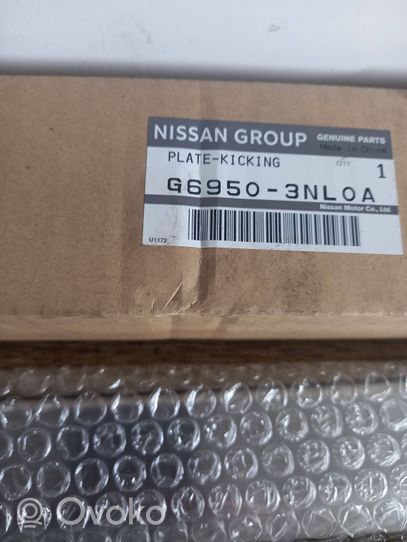 Nissan Leaf I (ZE0) Garniture de protection de seuil intérieur G69503NL00