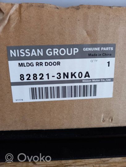 Nissan Leaf I (ZE0) Moulure de porte avant 828213NK0A