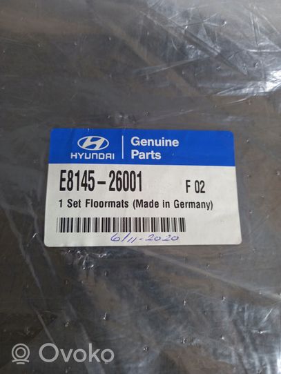 Hyundai Santa Fe Zestaw dywaników samochodowych E814526001
