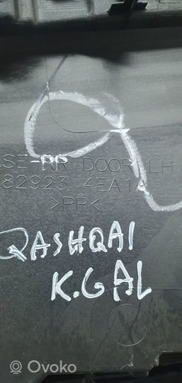 Nissan Qashqai Boczki / Poszycie drzwi tylnych 829234EA1A