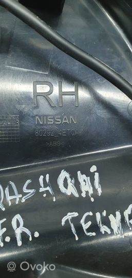 Nissan Qashqai Moldura protectora de plástico del espejo lateral 802924ET0A