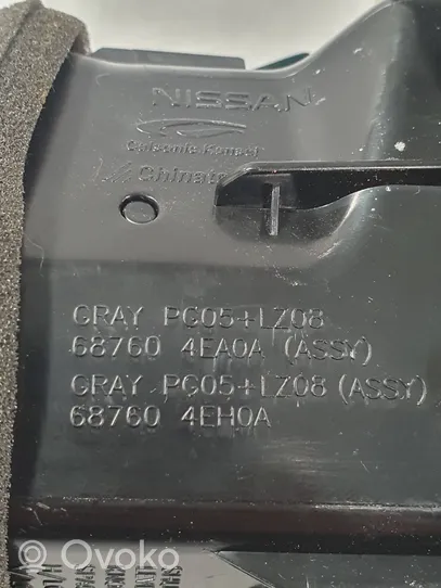 Nissan Qashqai Boczna kratka nawiewu deski rozdzielczej 687604EA0A