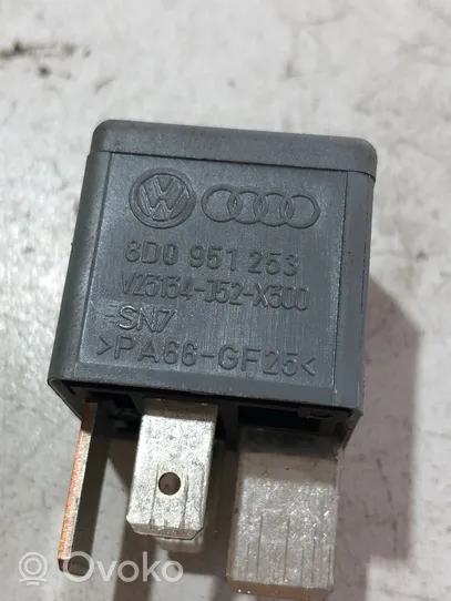 Audi A4 S4 B7 8E 8H Kita rėlė 8D0951253