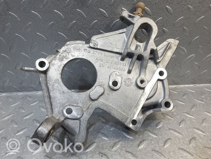 Skoda Fabia Mk3 (NJ) Support pompe injection à carburant 04B130379A