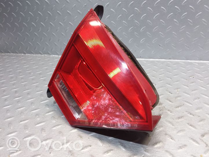 Volkswagen PASSAT B7 USA Lampy tylnej klapy bagażnika 561945093