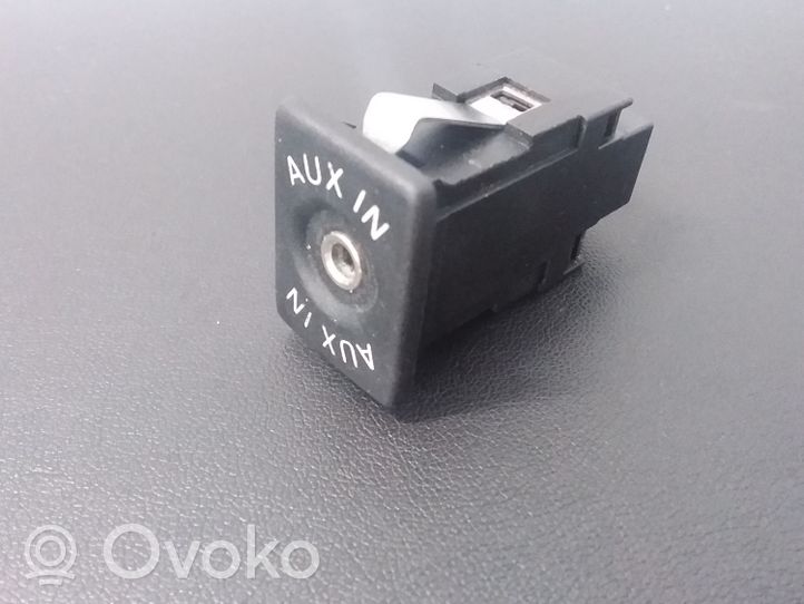 Volkswagen Jetta VI Enchufe conector entrada auxiliar 5M0035724