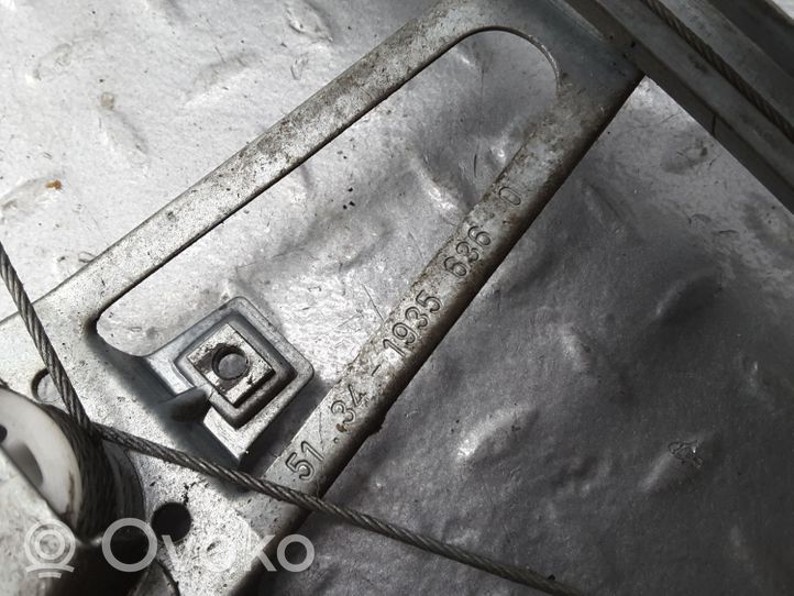 BMW 3 E30 Ręczny podnośnik szyby drzwi tylnych 1935636
