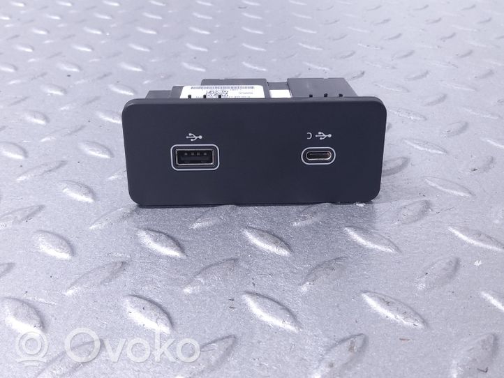 Land Rover Defender USB-pistokeliitin L8B219E110DC