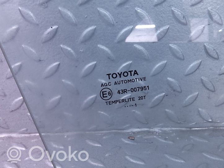 Toyota Yaris XP210 Etuoven ikkunalasi, neliovinen malli 