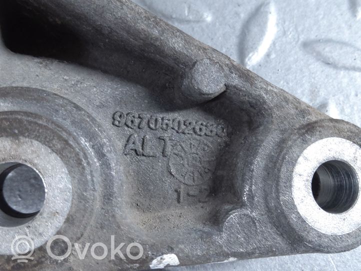 Citroen DS5 Engine mount bracket 9670502680