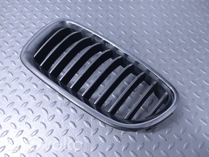 BMW 5 F10 F11 Grille calandre supérieure de pare-chocs avant 7336477