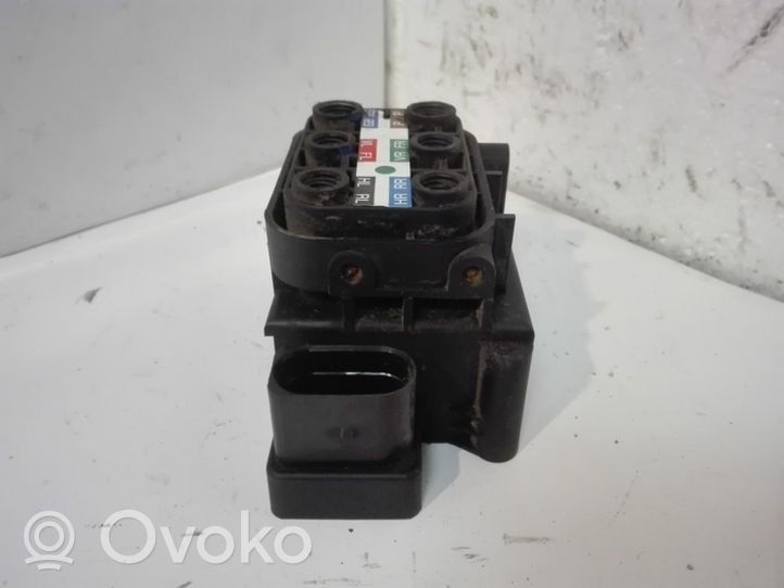 Audi A8 S8 D4 4H Air suspension valve block 4H0616013