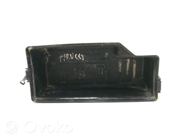 Nissan Navara Dangtelis saugiklių dėžės 6356413B