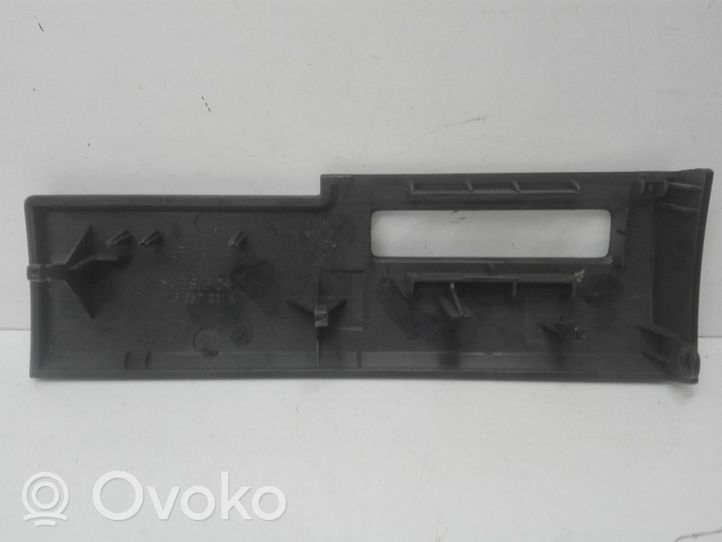 Volkswagen Touareg I Kojelaudan hansikaslokeron lista 7L6857221H