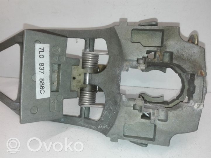 Volkswagen Touareg I Support poignée extérieur de porte avant 7L0837886C