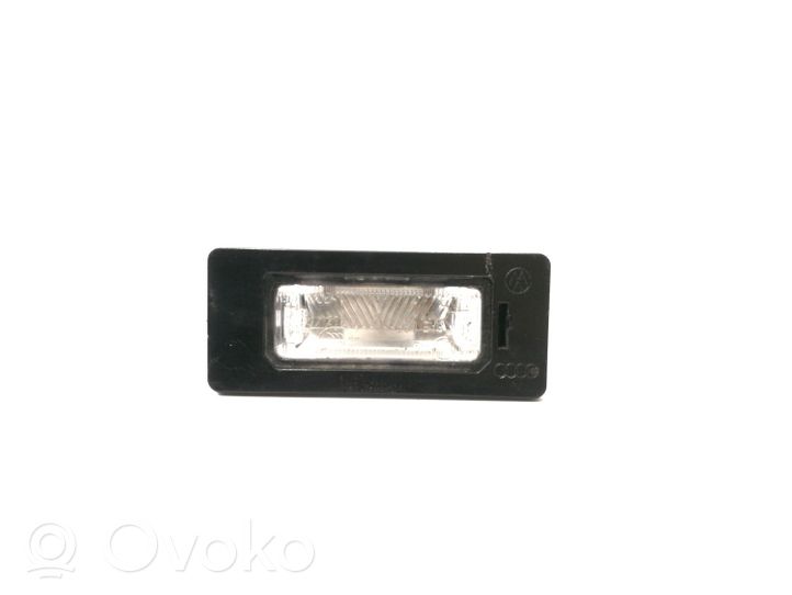 Audi Q5 SQ5 Lampa oświetlenia tylnej tablicy rejestracyjnej 8T0943021