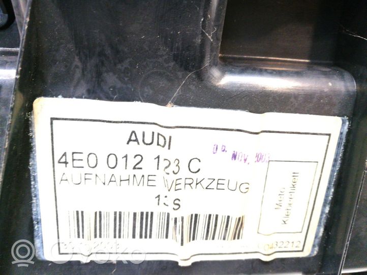 Audi A8 S8 D3 4E Boîte à outils 4E0012123C