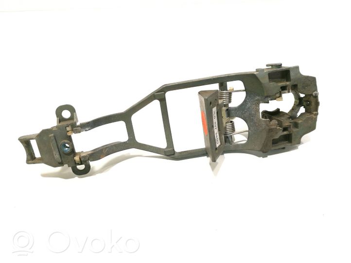 Volkswagen Touareg I Support poignée extérieur de porte avant 7L0837885D