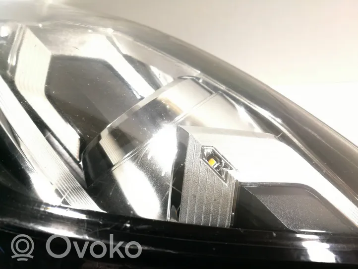 Audi Q7 4M Lampa przednia 4M0941005B