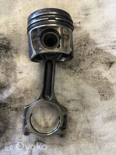 Nissan Qashqai Piston with connecting rod 080340