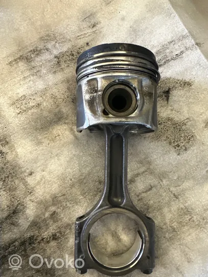 Nissan Qashqai Piston with connecting rod 080340