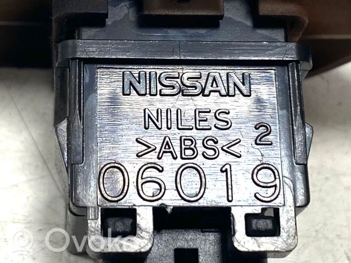 Nissan Murano Z50 Interruttore luci di emergenza 06019