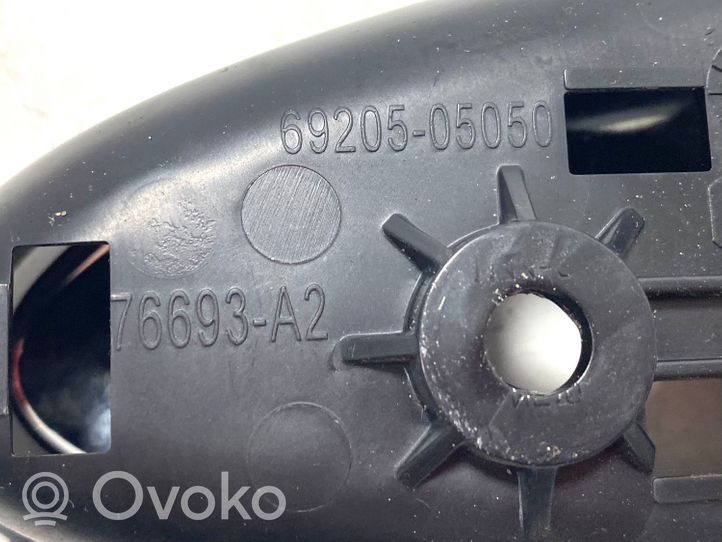 Toyota Avensis T270 Rankenėlė atidarymo vidinė 6920505050