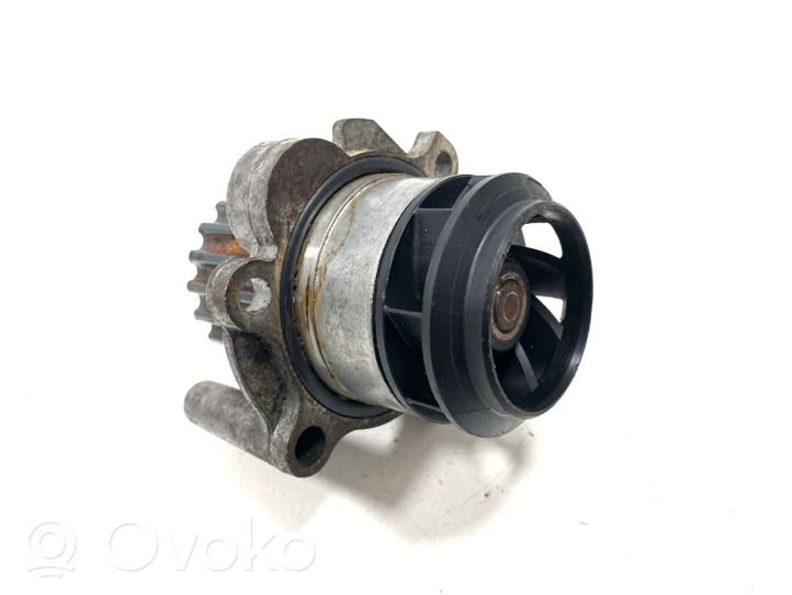 Volkswagen Golf V Pompe de circulation d'eau 045121019D