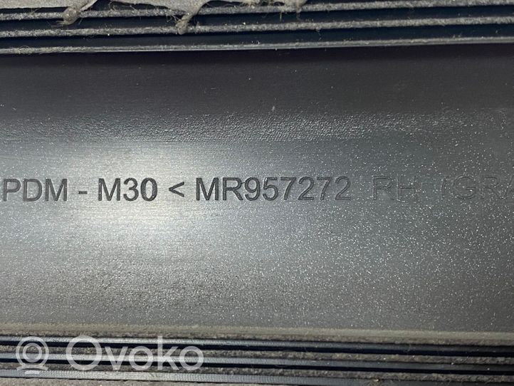 Mitsubishi Colt Listón embellecedor de la puerta delantera (moldura) MR957276ZZ