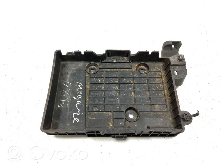 Renault Megane II Boîte de batterie 8200166032