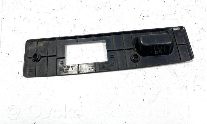 Mercedes-Benz CLK A209 C209 Rivestimento serratura portellone posteriore/bagagliaio A2037580002